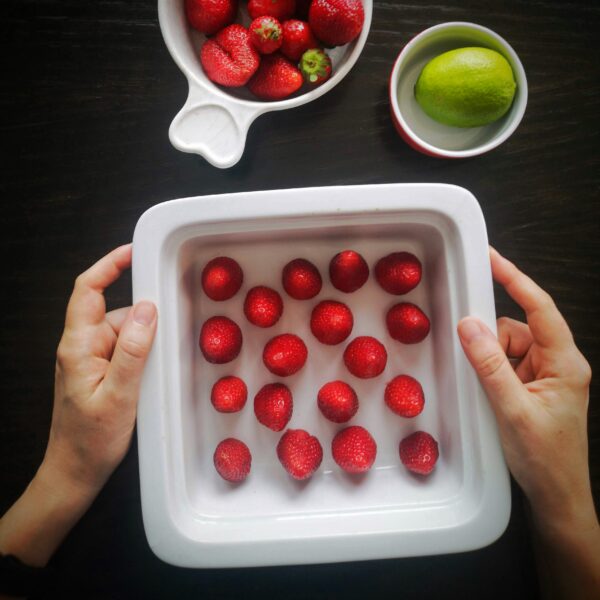 Кокосов десерт с ягоди