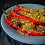 Лодки със сирене - пълнени чушки с веган сос