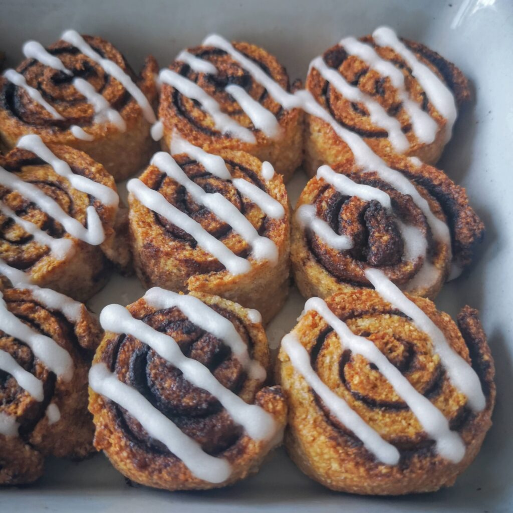 Канелени рулца с глазура