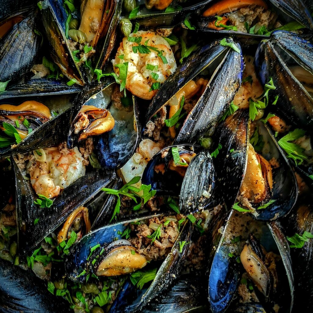 Миди с черупки, телешко и скариди