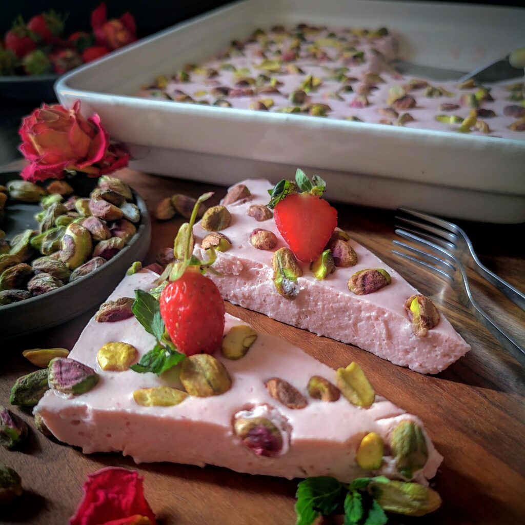 Ягодов десерт с розова вода и шам фъстък