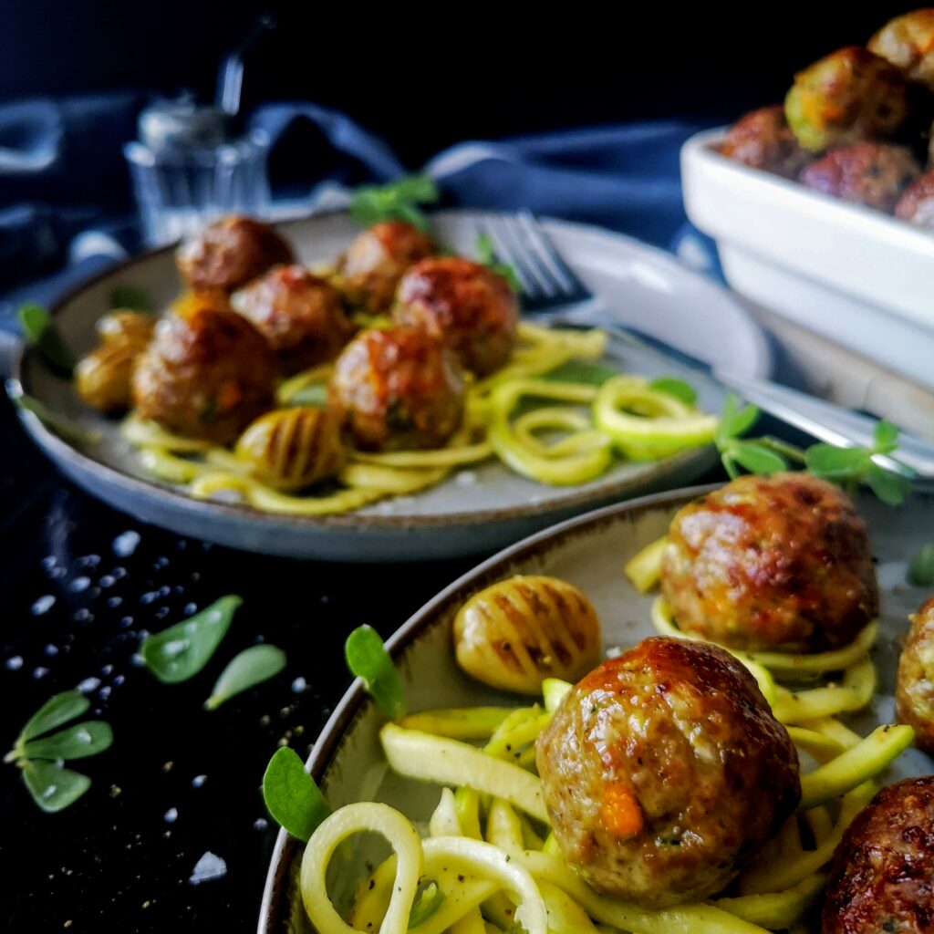 Шарени телешки кюфтенца на фурна